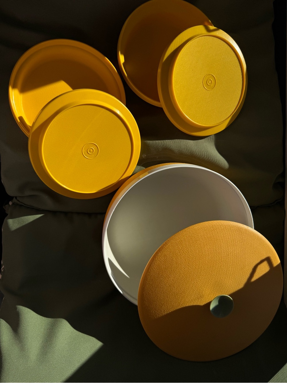 💛 Large Sunfrost Thermoware and 2 Seal N’ Serve Tupperware in Harvest Yellow 🫙